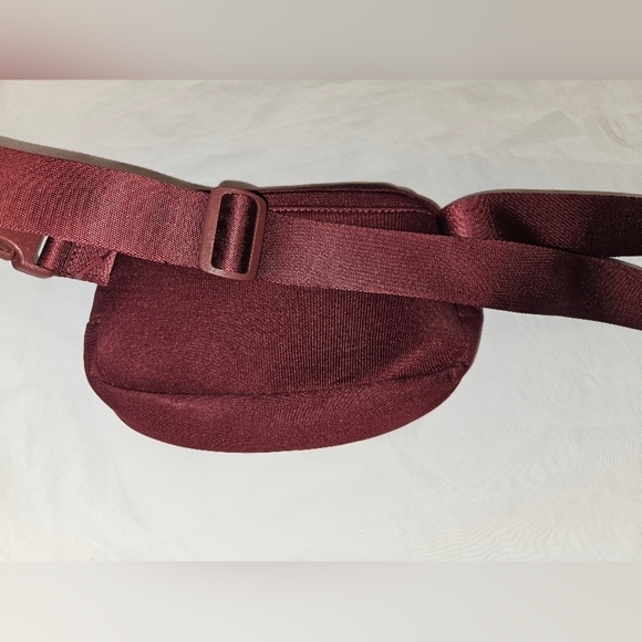 Lululemon Everywhere Belt Bag. Merlot Red - Picture 10 of 10